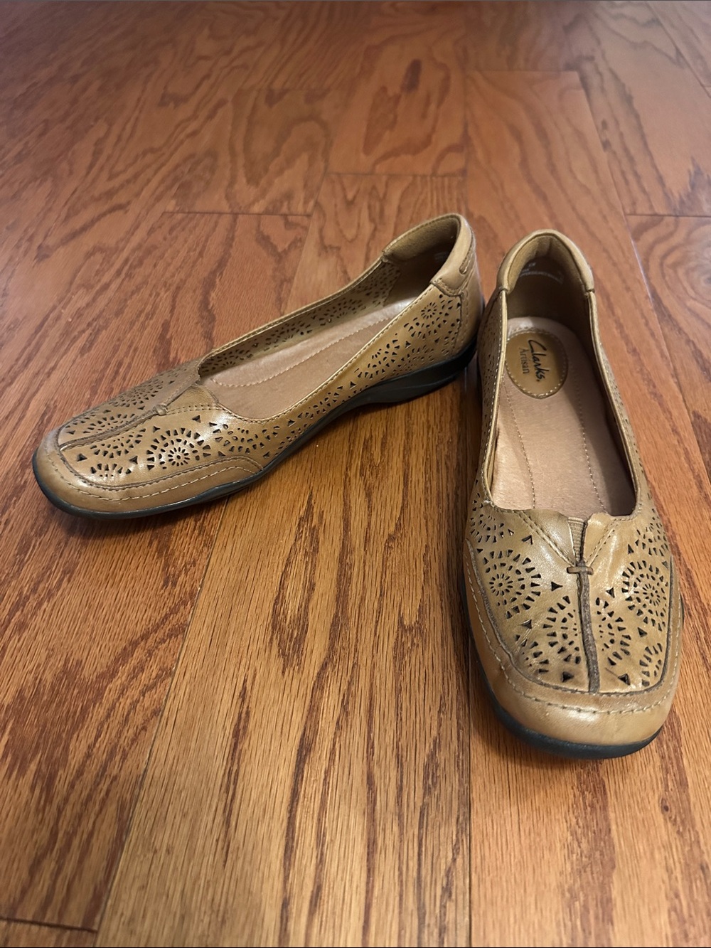 Clarks Women's Tan Perforated Leather Slip-On Flats great condition size 8 1/2 M
